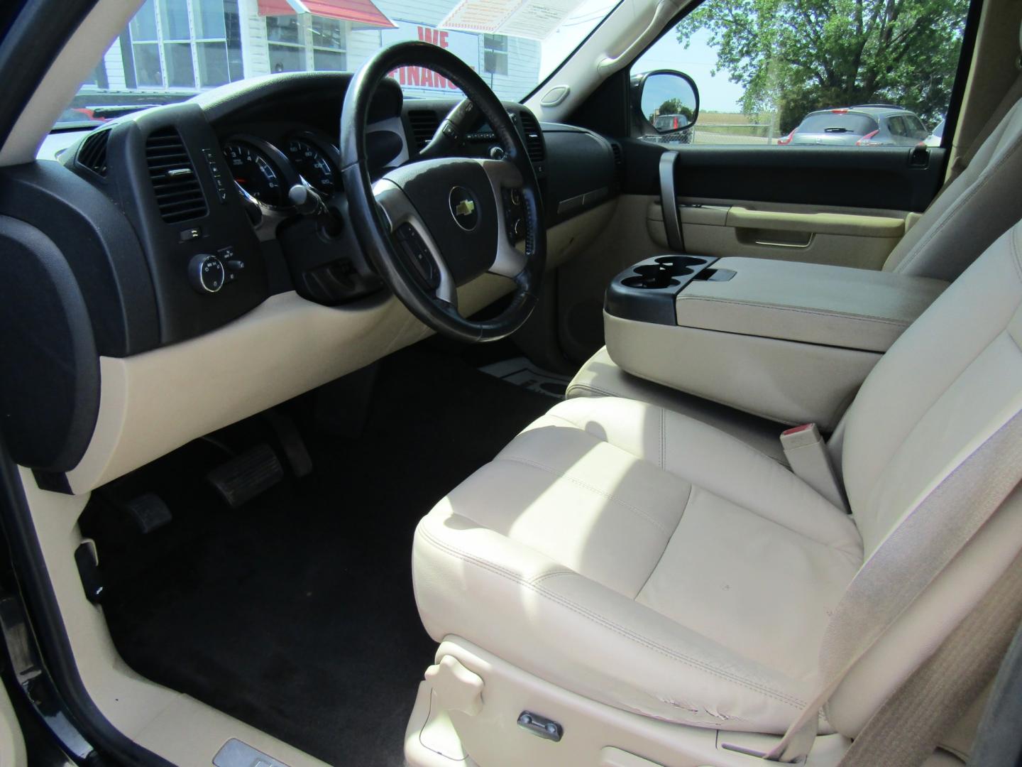 2011 Black /Tan Chevrolet Silverado 1500 LT Ext. Cab 4WD (1GCRKSE35BZ) with an 5.3L V8 OHV 16V FFV engine, Automatic transmission, located at 15016 S Hwy 231, Midland City, AL, 36350, (334) 983-3001, 31.306210, -85.495277 - Photo#3